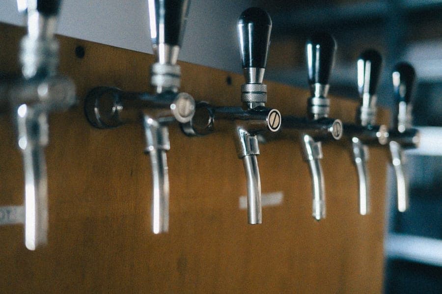 Stainless forward-sealing beer faucet