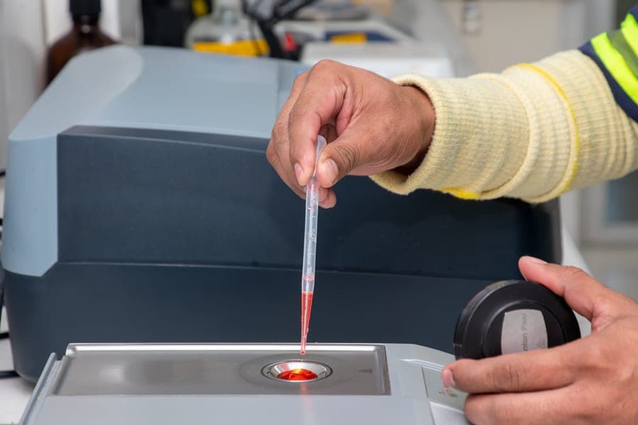 Handheld brix refractometer with a sample plate