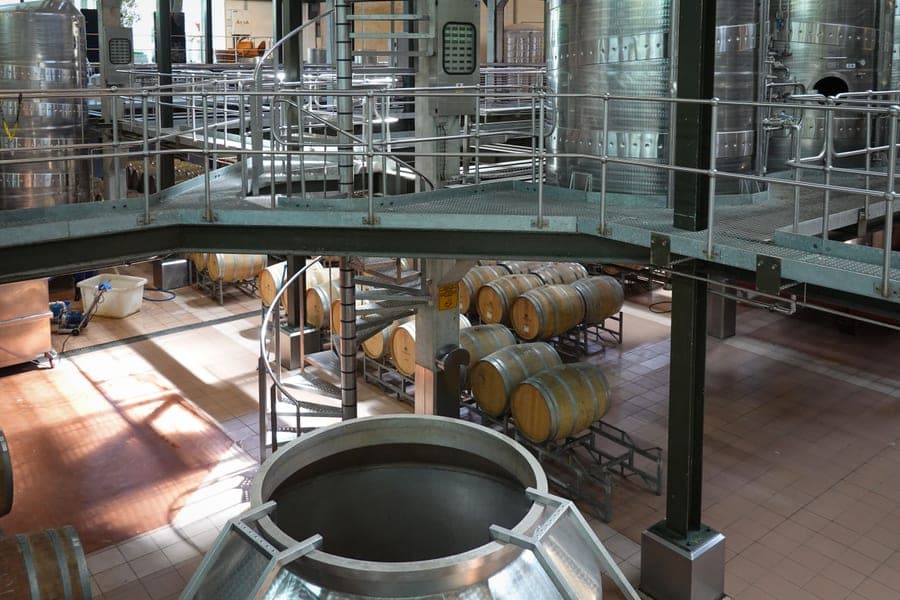 Variable capacity stainless wine tank with a floating lid